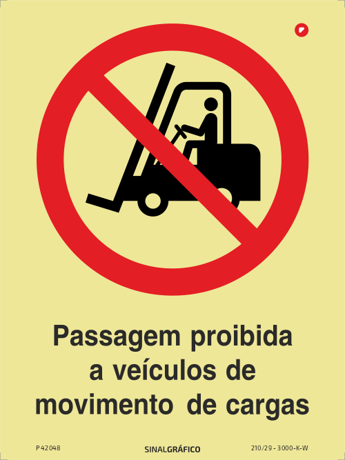 Placa de sinalética fotoluminescente -  Passagem proibida a veículos de movimento de cargas