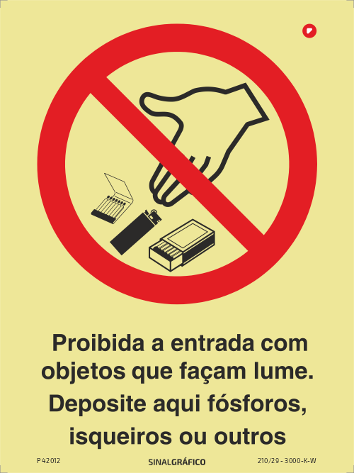 Placa de sinalética fotoluminescente -  Proibida a entrada com objetos que façam lume. Deposite aqui fósforos, isqueiros ou outros