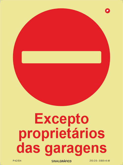 Placa de sinalética fotoluminescente - Passagem proibida, excepto proprietários das garagens Criaconsensos - Serviços Gráficos e Publicidade