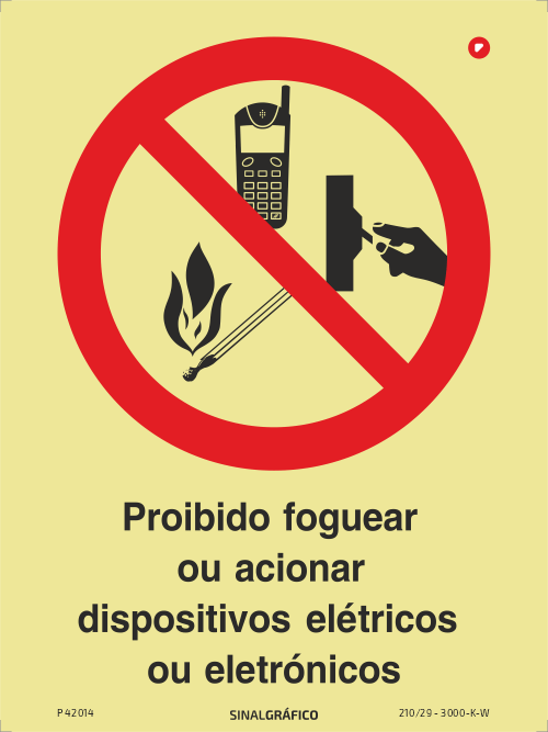 Placa de sinalética fotoluminescente - Proibido foguear ou acionar dispositivos elétricos ou eletrónicos Criaconsensos - Serviços Gráficos e Publicidade